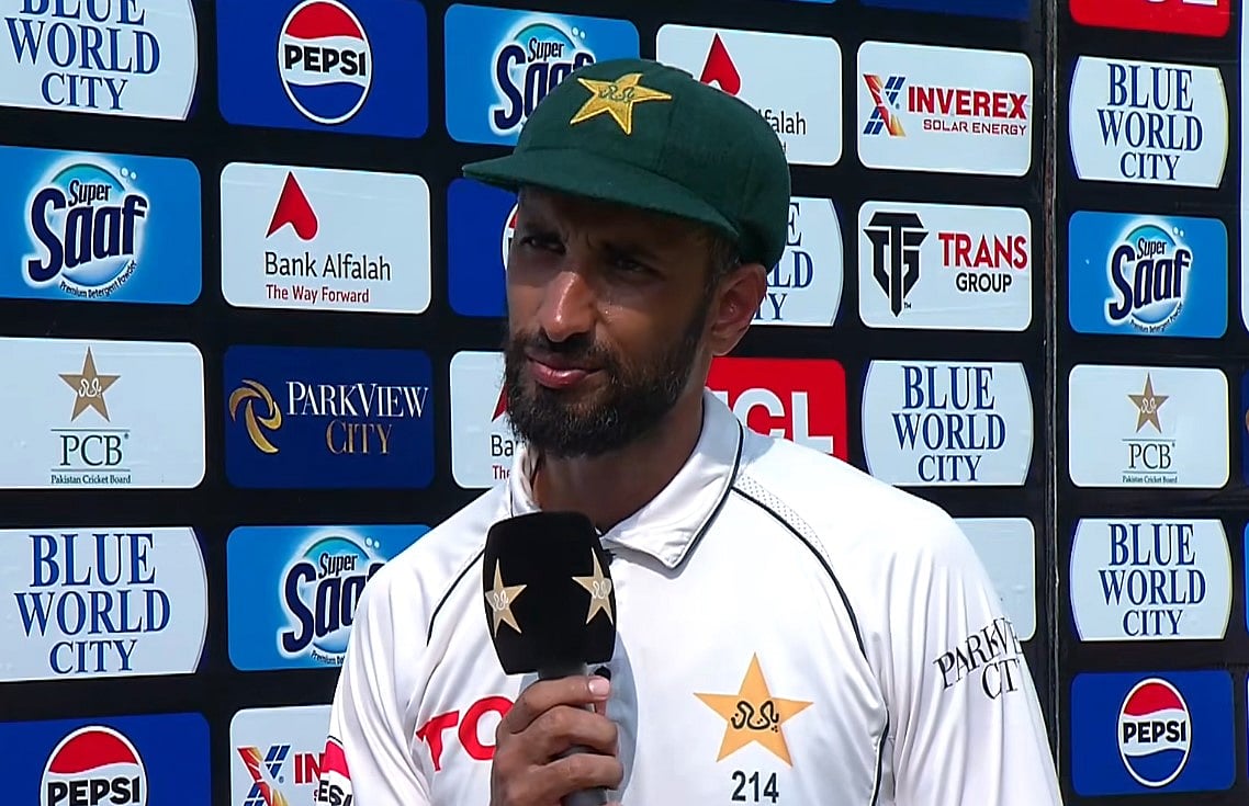 পুরস্কার বিতরণী অনুষ্ঠানে পাকিস্তানের টেস্ট অধিনায়ক শান মাসুদ। আজ রাওয়ালপিন্ডিতে